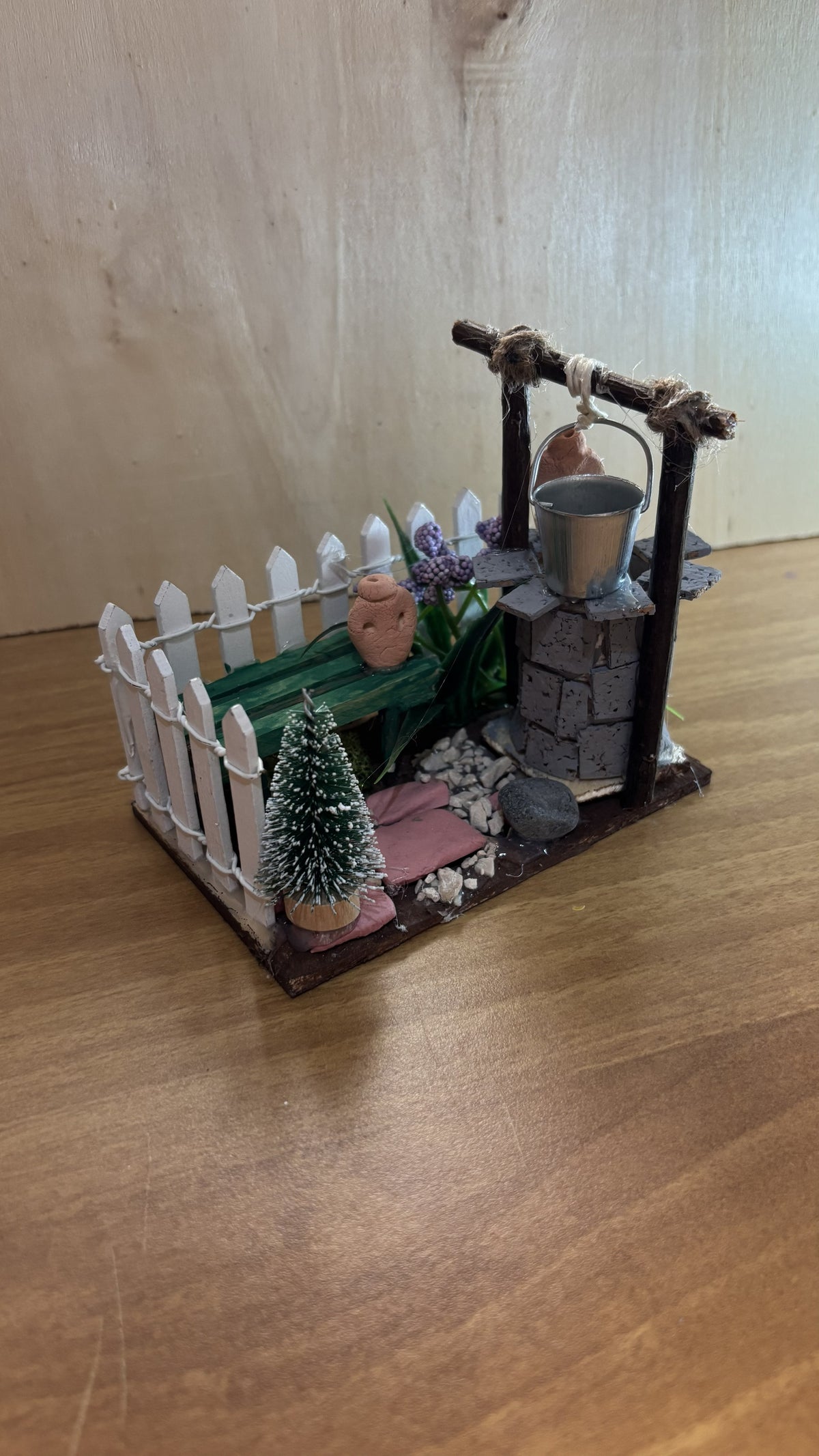 Scenografia Miniatura del Pozzo con Anfora e Dettagli Campestri