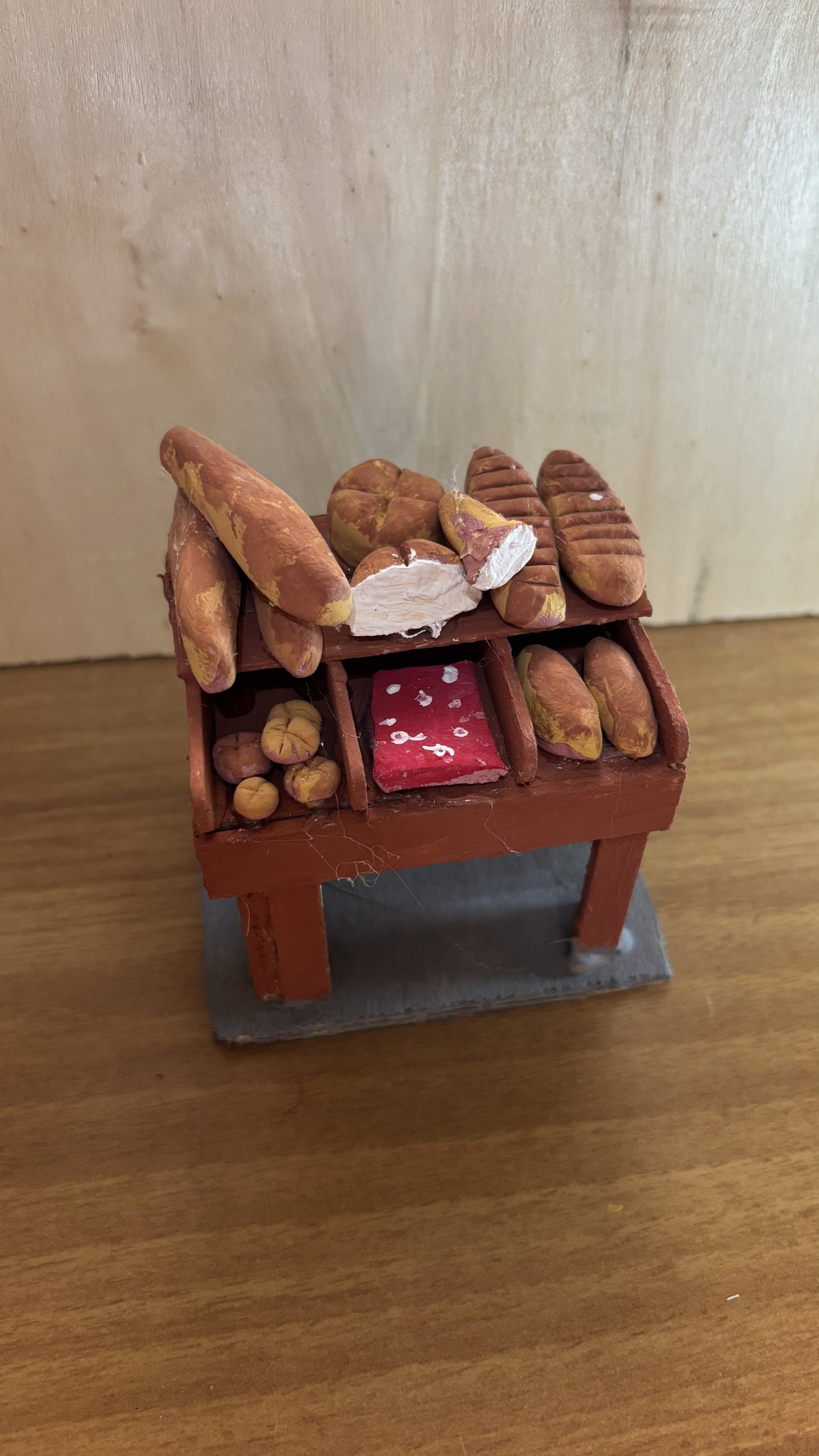 Banco del Fornaio in Legno con Assortimento di Pane Artigianale per Presepe