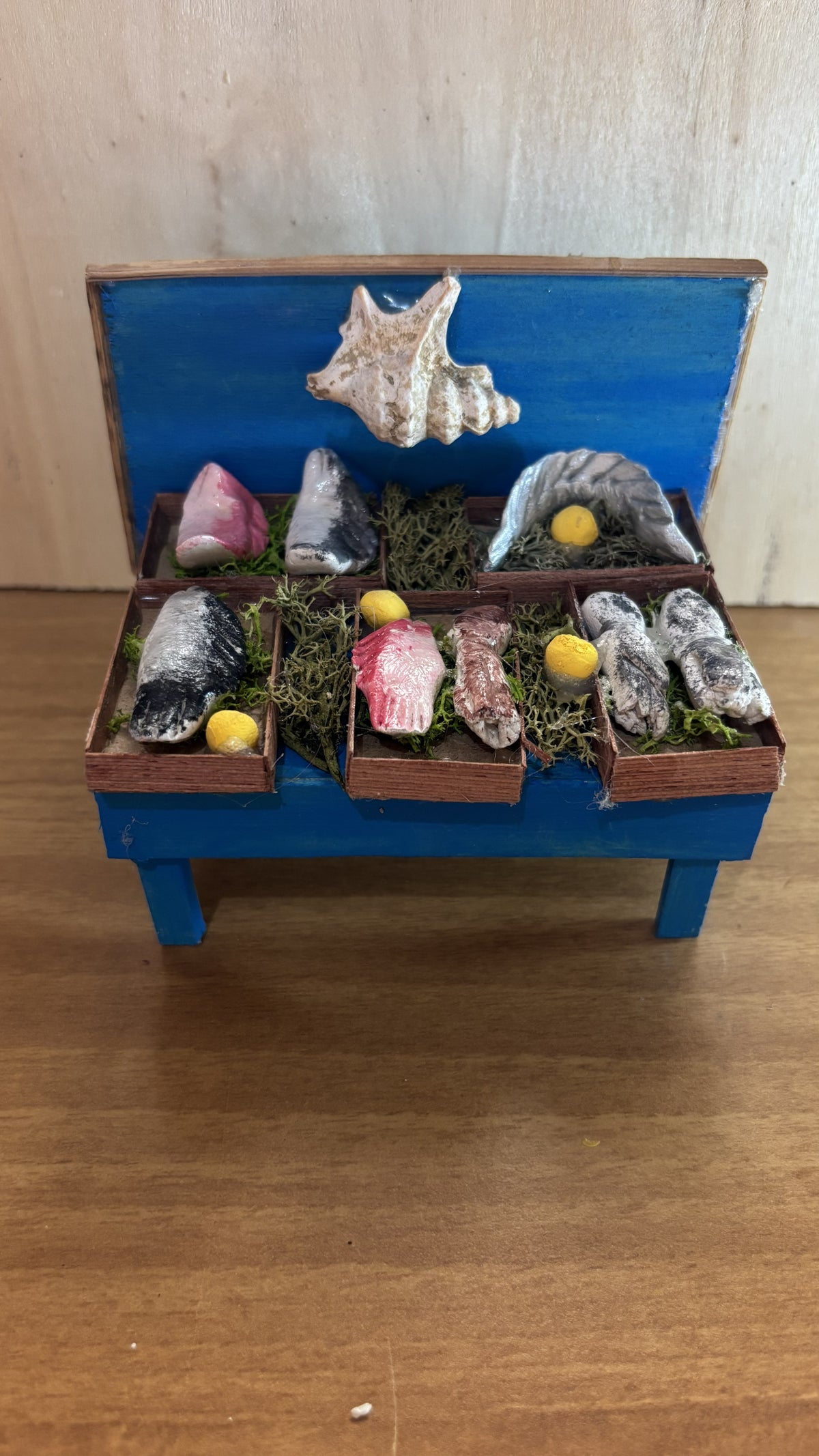 Banco del Pescivendolo Blu con Conchiglia e Pescato Misto per Presepe