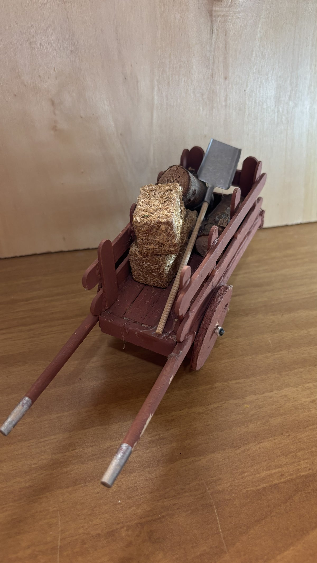 Carretto Artigianale a Steccato con Balle di Fieno e Pala