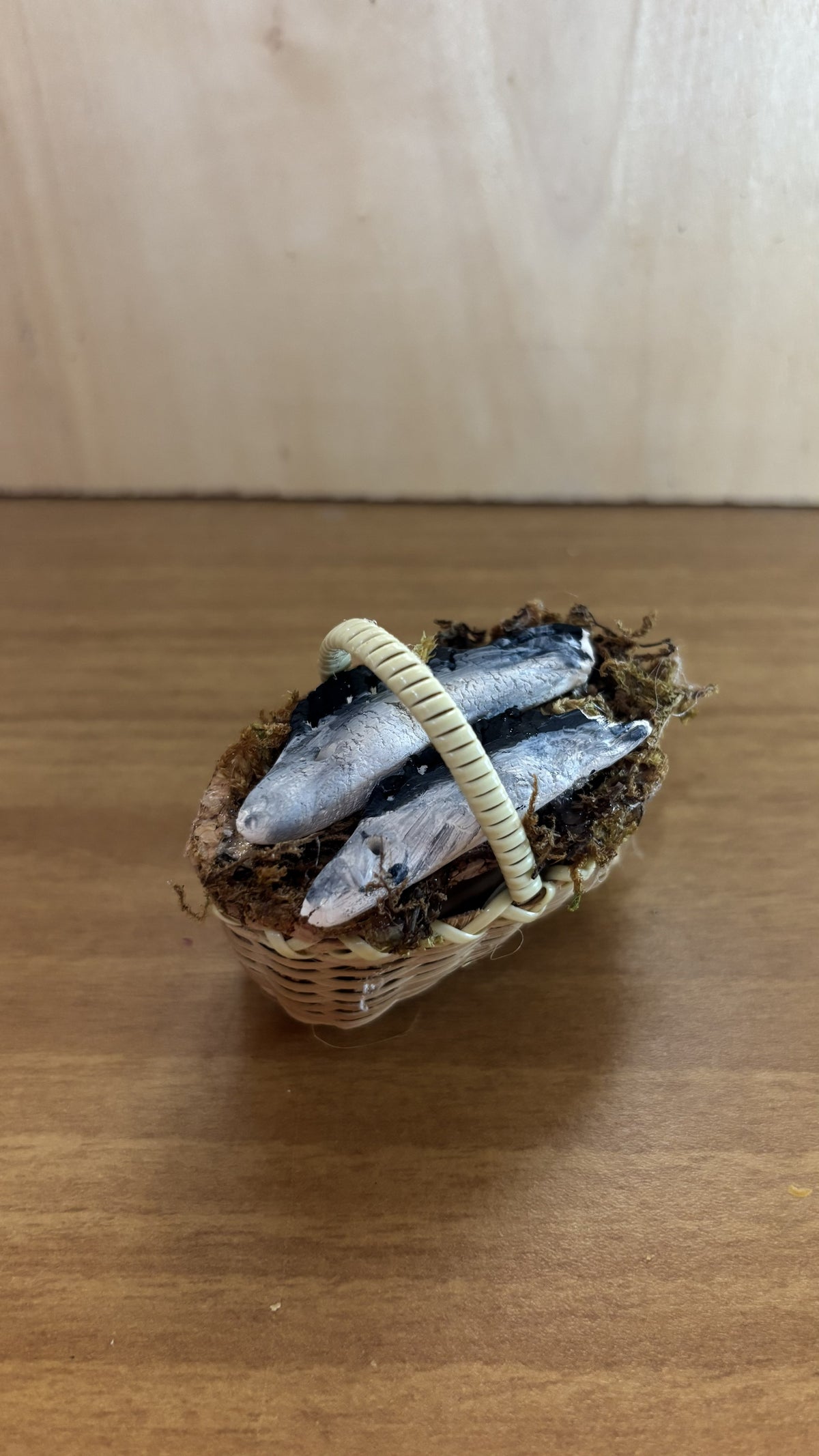 Cestino del Pescatore in Vimini con Pesce Azzurro Fresco per Presepe