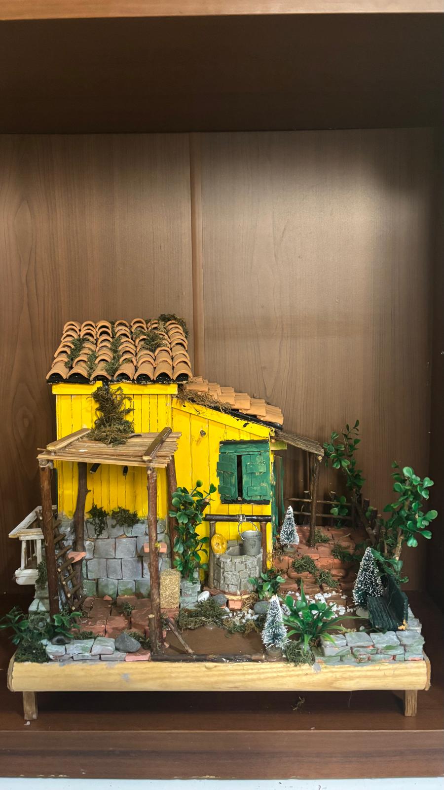 Presepe Campestre Illuminata con Pergolato, Pozzo e Tegole in Terracotta (40x25x35 cm)