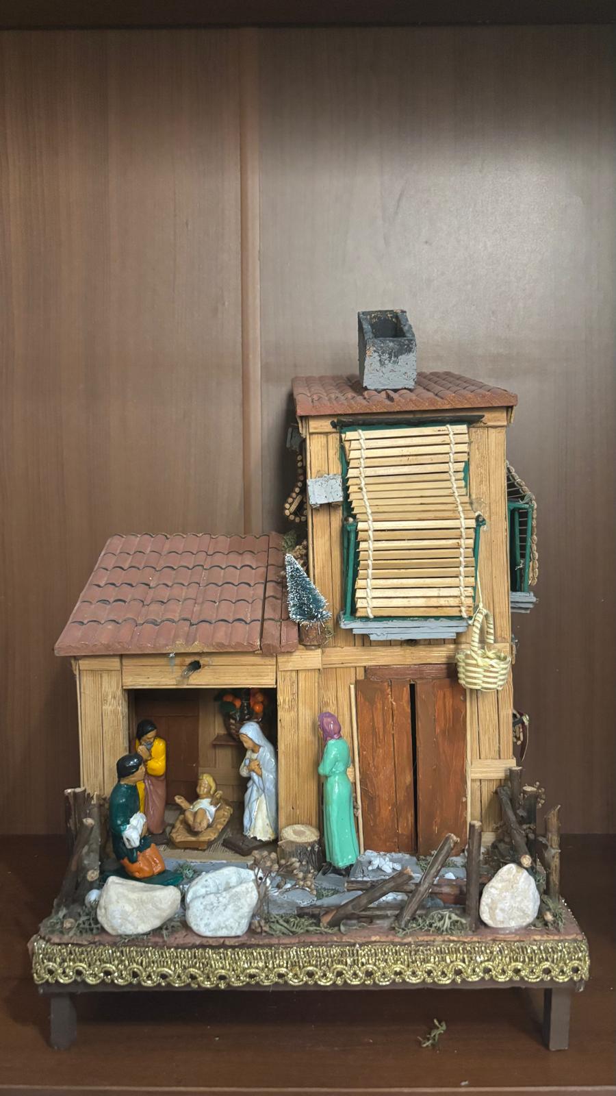 Presepe Artigianale Verticale Illuminato con Borgo a Due Livelli e Pastori in Creta (25x25x35 cm)