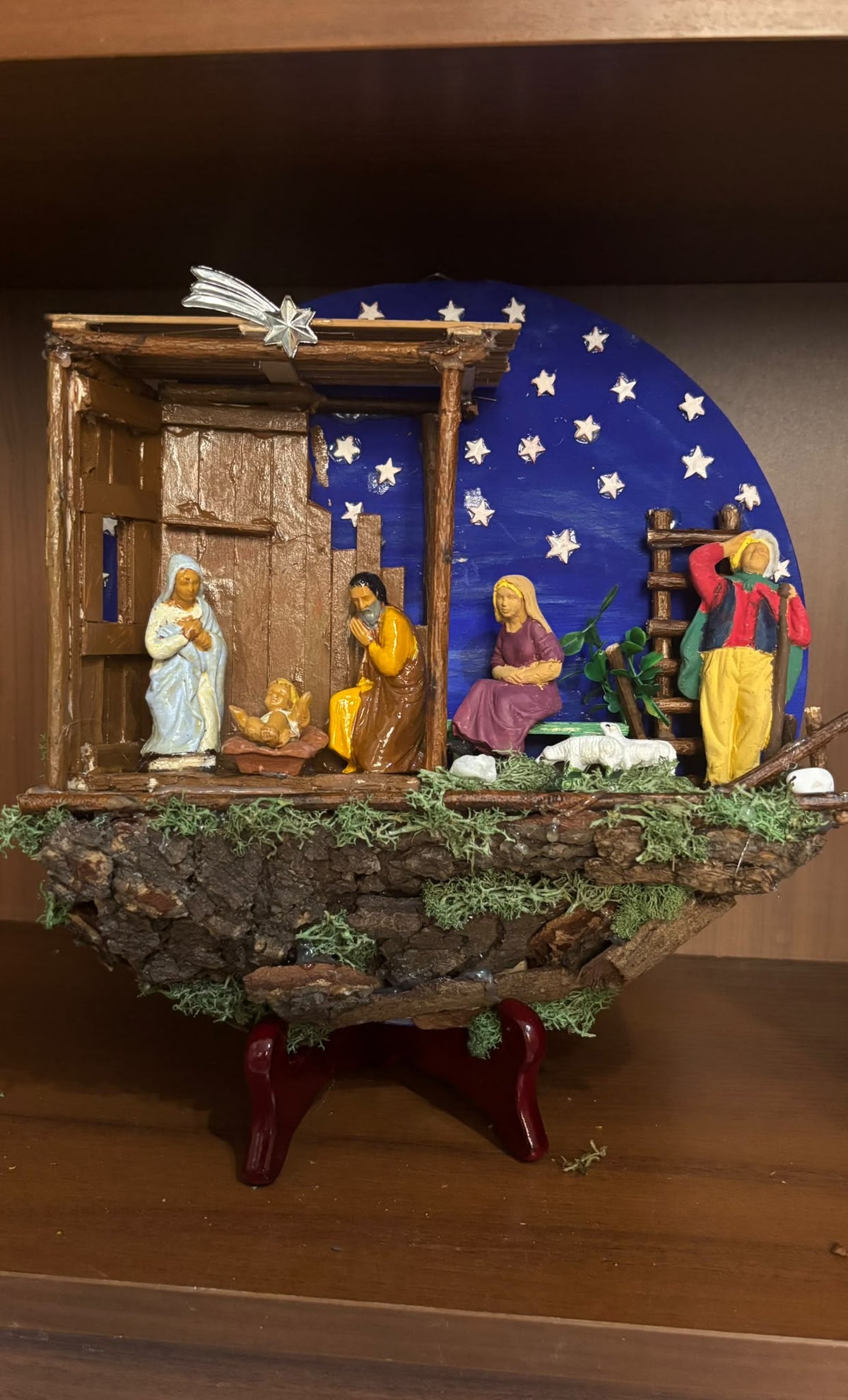 Presepe Artigianale su Corteccia con Capanna in Legno e Pastori (25 x 25 cm)