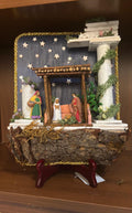 Presepe Artigianale su Corteccia con Colonne Romane e Pastori in Creta (25 x 28 cm)