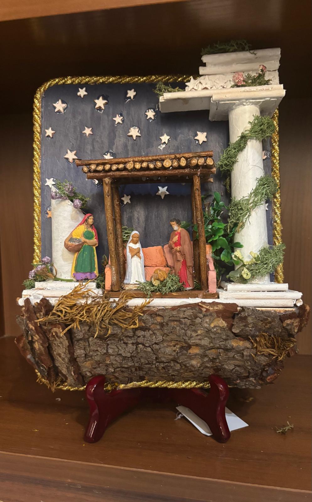 Presepe Artigianale su Corteccia con Colonne Romane e Pastori in Creta (25 x 28 cm)