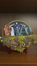Presepe Artigianale su Corteccia Naturale con Natività e Alberelli (16x16 cm)