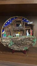 Presepe Artigianale su Corteccia con Borgo a Più Livelli e Pastori in Creta (26x26 cm)