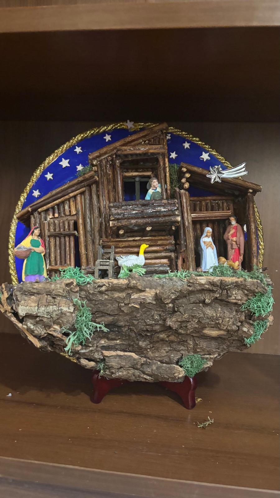 Presepe Artigianale su Corteccia con Borgo a Più Livelli e Pastori in Creta (26x26 cm)