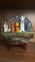Presepe Artigianale su Corteccia con Colonna dell'Angelo e Pastori in Creta (20x20 cm)