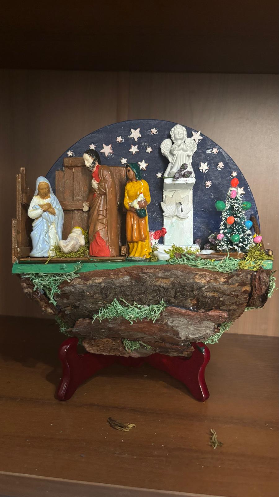 Presepe Artigianale su Corteccia con Colonna dell'Angelo e Pastori in Creta (20x20 cm)