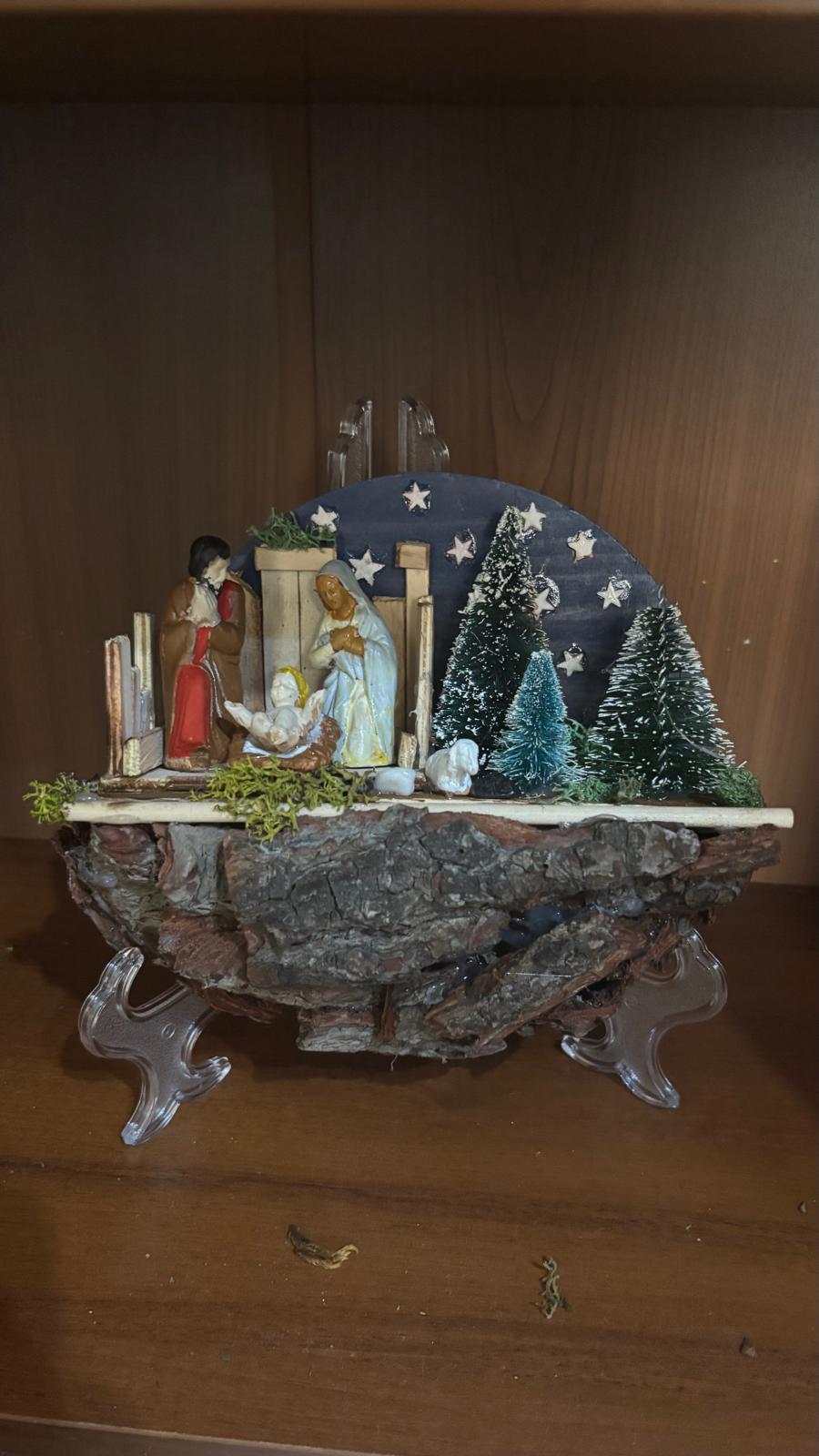 Presepe Artigianale su Corteccia con Natività e Boschetto Innevato (17x17 cm)