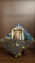 Presepe Artigianale su Corteccia con Capanna, Anfora e Pastori in Creta (25x25 cm)