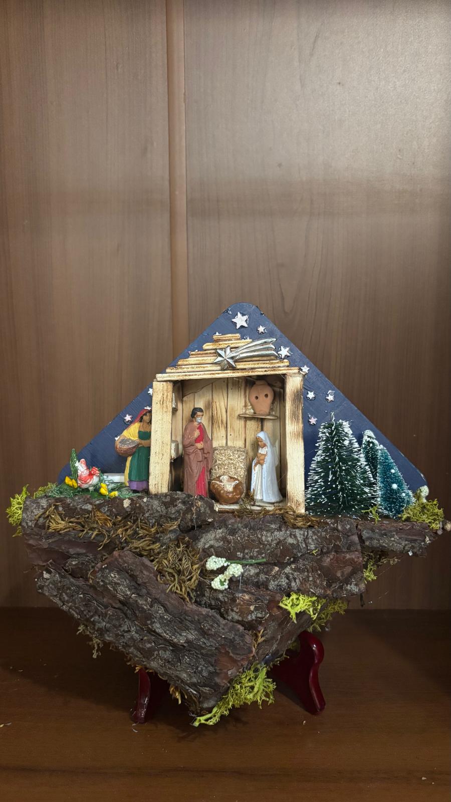 Presepe Artigianale su Corteccia con Capanna, Anfora e Pastori in Creta (25x25 cm)